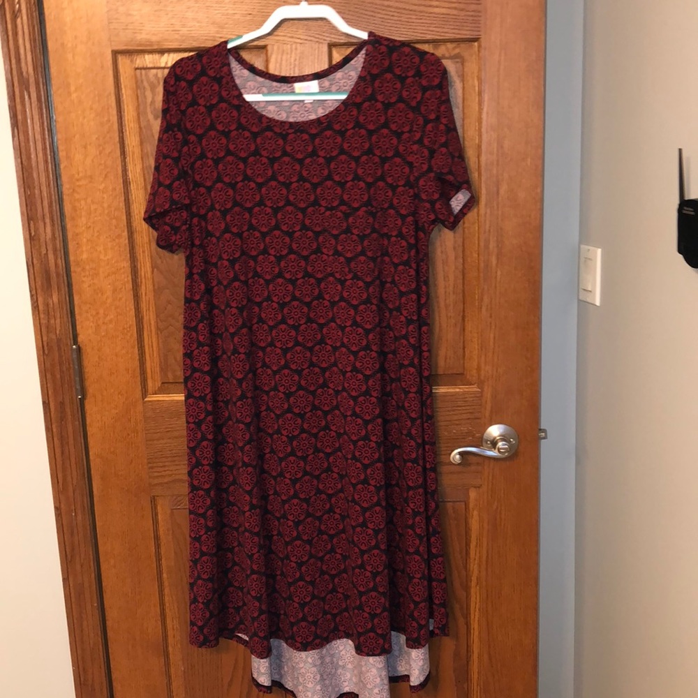 Lularoe Black & Cranberry Flower Print Carly NWOT